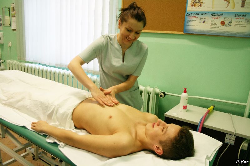 Uczeń w trakcie ćwiczeń masażu